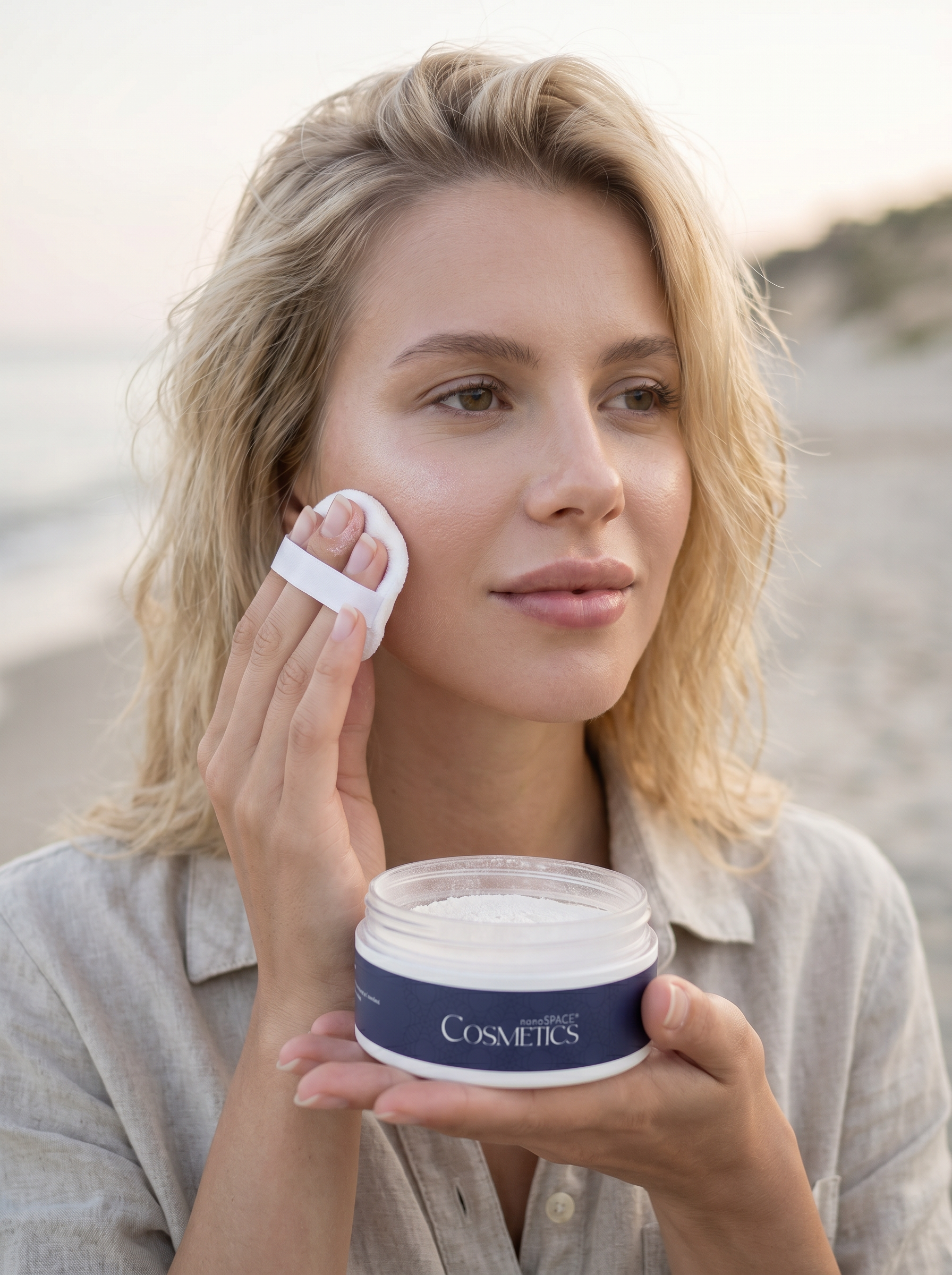 Minerální pudr na 
  opalování SPF 50 nanoSPACE — bílá dóza, navy etiketa, 20 g